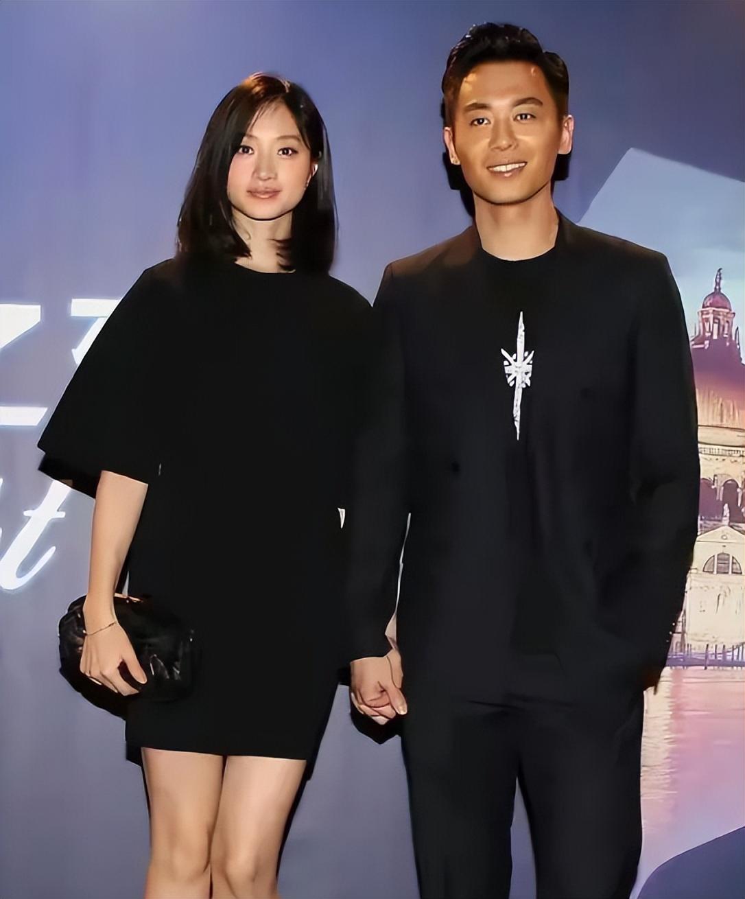 朱亚文夫妻同框，39岁老婆气质清纯像学生，他西装革履像老干部