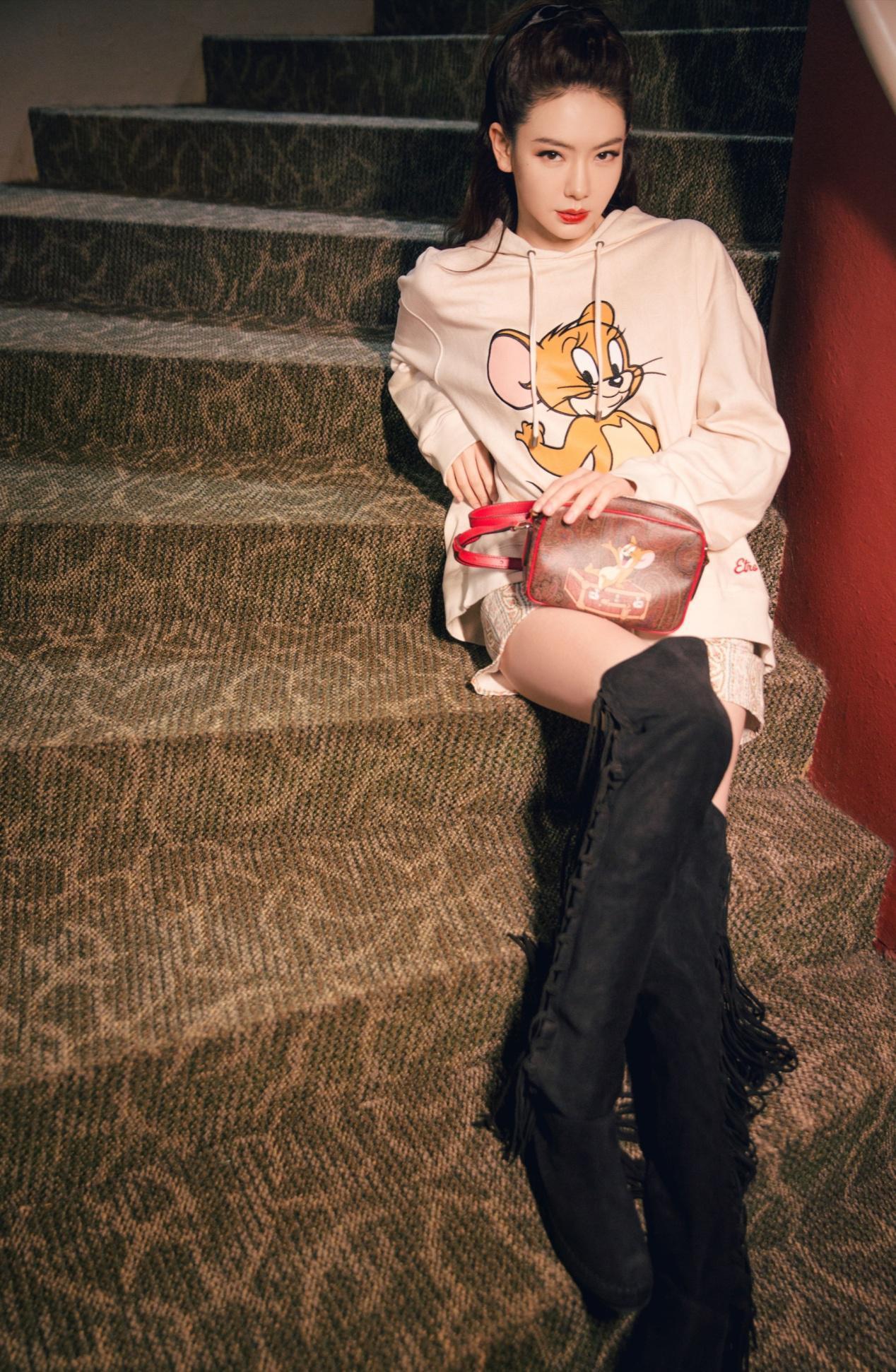 戚薇穿搭很大胆，时髦优雅又高级，有颜有料有气质