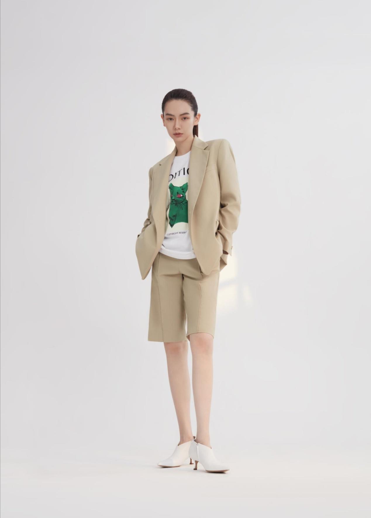 戚薇穿搭很大胆，时髦优雅又高级，有颜有料有气质