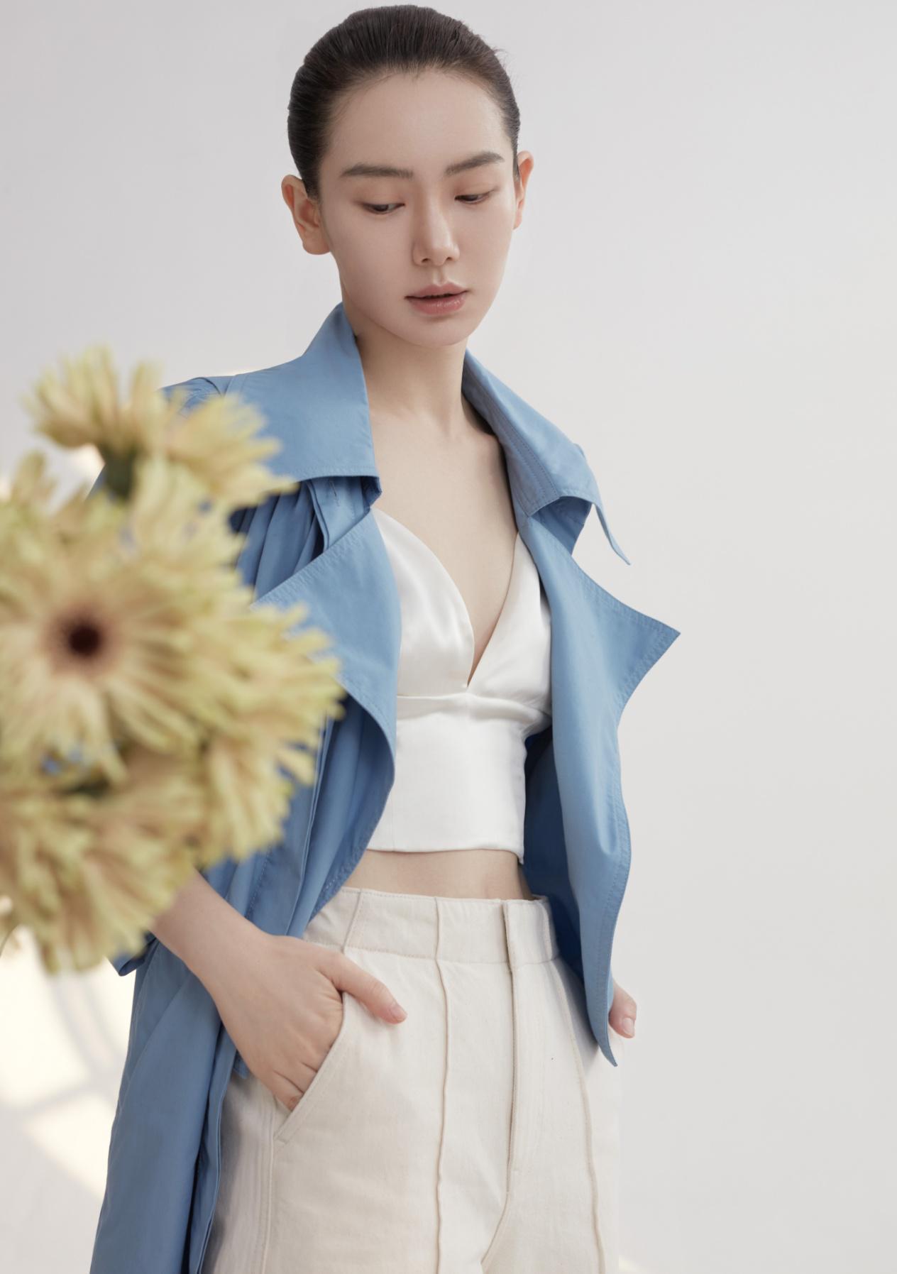 戚薇穿搭很大胆，时髦优雅又高级，有颜有料有气质