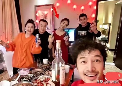 ​胡歌老婆产女后，老丈人给亲友送喜糖礼盒，东西被嘲廉价