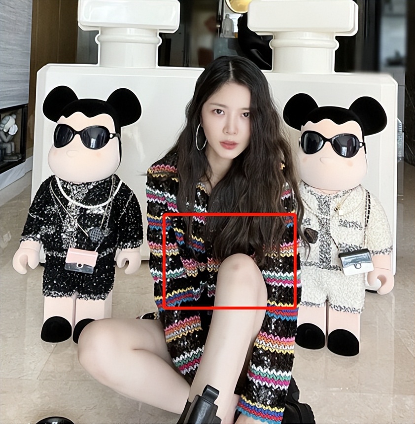 杜淳娇妻王灿豪宅内大秀身材！穿抹胸露白嫩脖颈，膝盖伤痕太明显