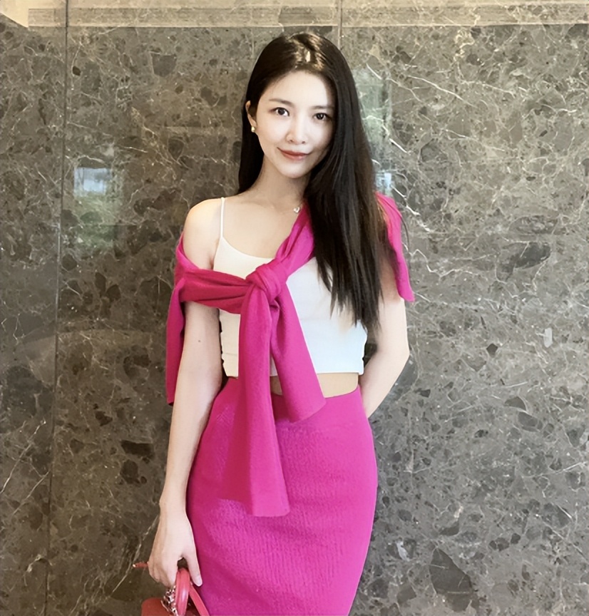 杜淳娇妻王灿豪宅内大秀身材！穿抹胸露白嫩脖颈，膝盖伤痕太明显