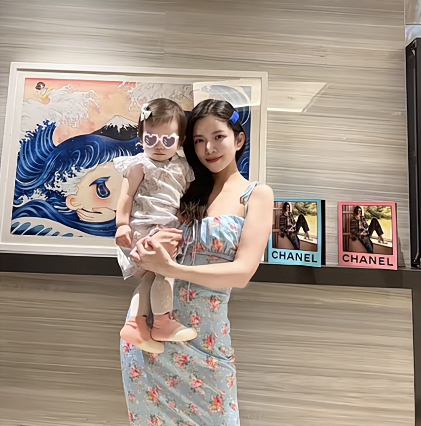 杜淳娇妻王灿豪宅内大秀身材！穿抹胸露白嫩脖颈，膝盖伤痕太明显