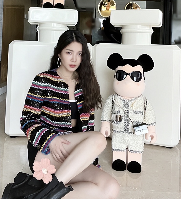 杜淳娇妻王灿豪宅内大秀身材！穿抹胸露白嫩脖颈，膝盖伤痕太明显