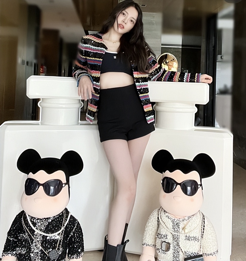 杜淳娇妻王灿豪宅内大秀身材！穿抹胸露白嫩脖颈，膝盖伤痕太明显