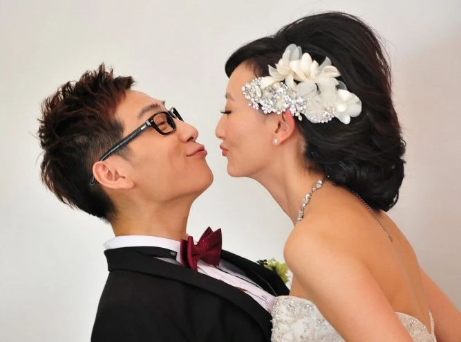 主持人李好夫妇同框秀恩爱！老婆压身上亲密互动，力破离婚谣言