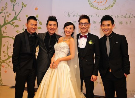 主持人李好夫妇同框秀恩爱！老婆压身上亲密互动，力破离婚谣言