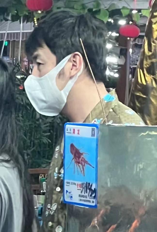 雷佳音三亚度假被偶遇，身穿超7000元短袖，与美女老婆同框如父女