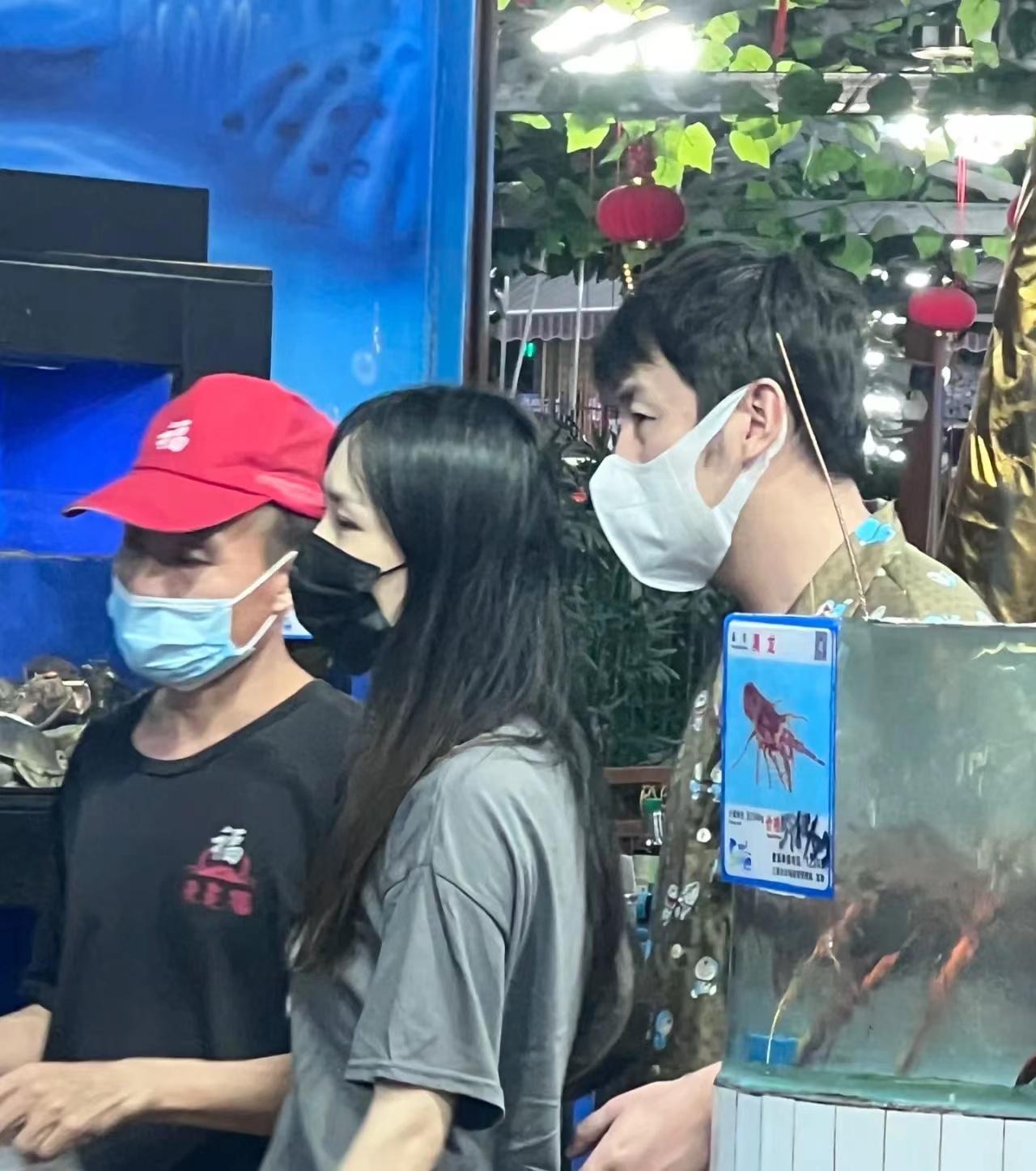 雷佳音三亚度假被偶遇，身穿超7000元短袖，与美女老婆同框如父女