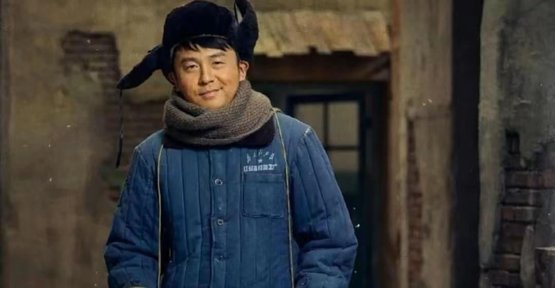 雷佳音三亚度假被偶遇，身穿超7000元短袖，与美女老婆同框如父女