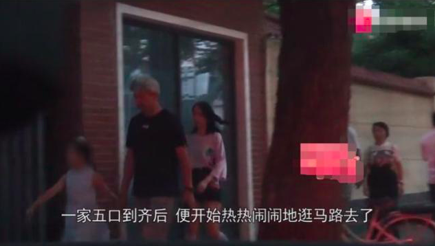 雷佳音一家五口罕见同框，7岁女儿活泼可爱，老婆大长腿吸睛