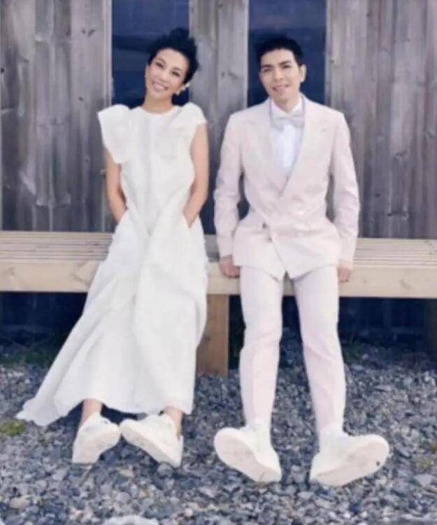 萧敬腾与经纪人林有慧官宣结婚 林有慧:不得了啦我是人妻啦!