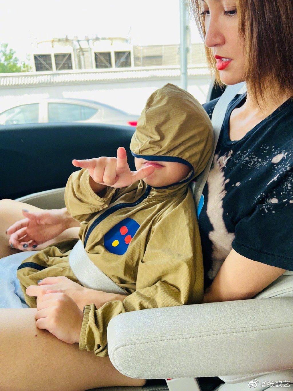 袁弘过40岁生日，张歆艺抱儿子出镜送祝福