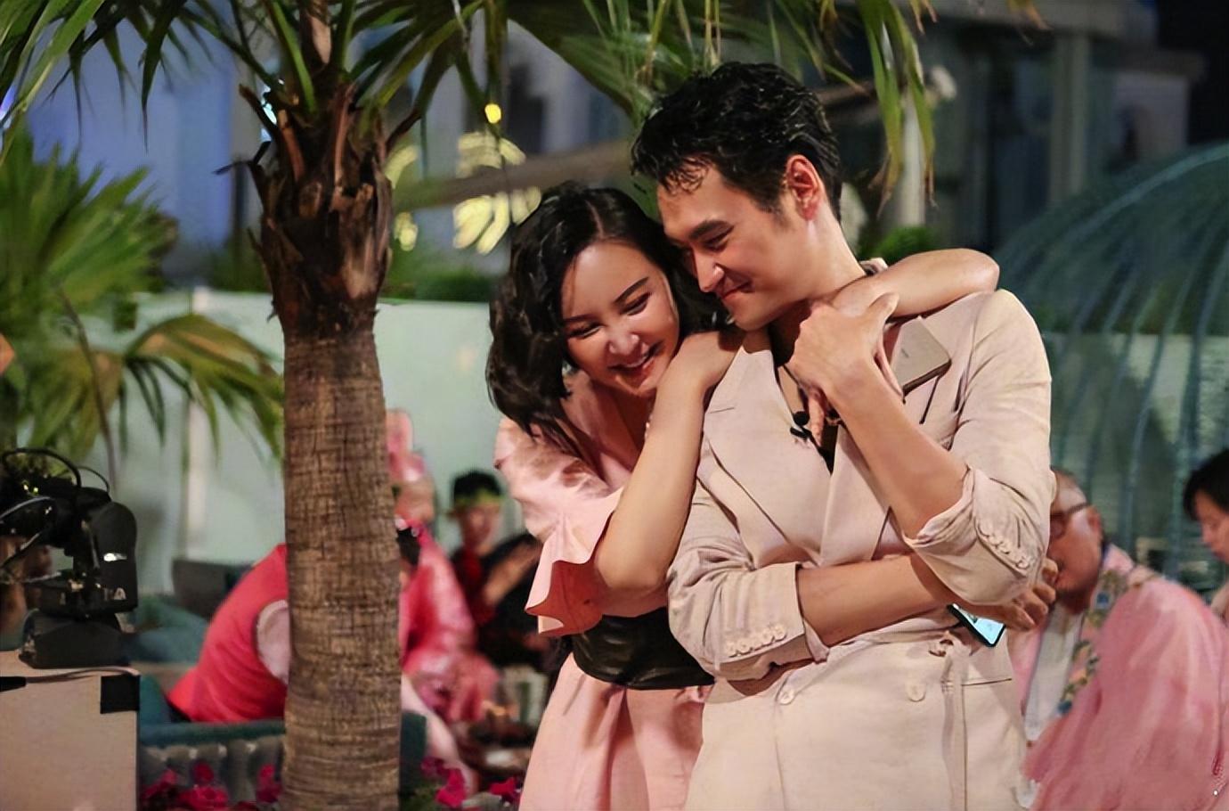 袁弘过40岁生日，张歆艺抱儿子出镜送祝福