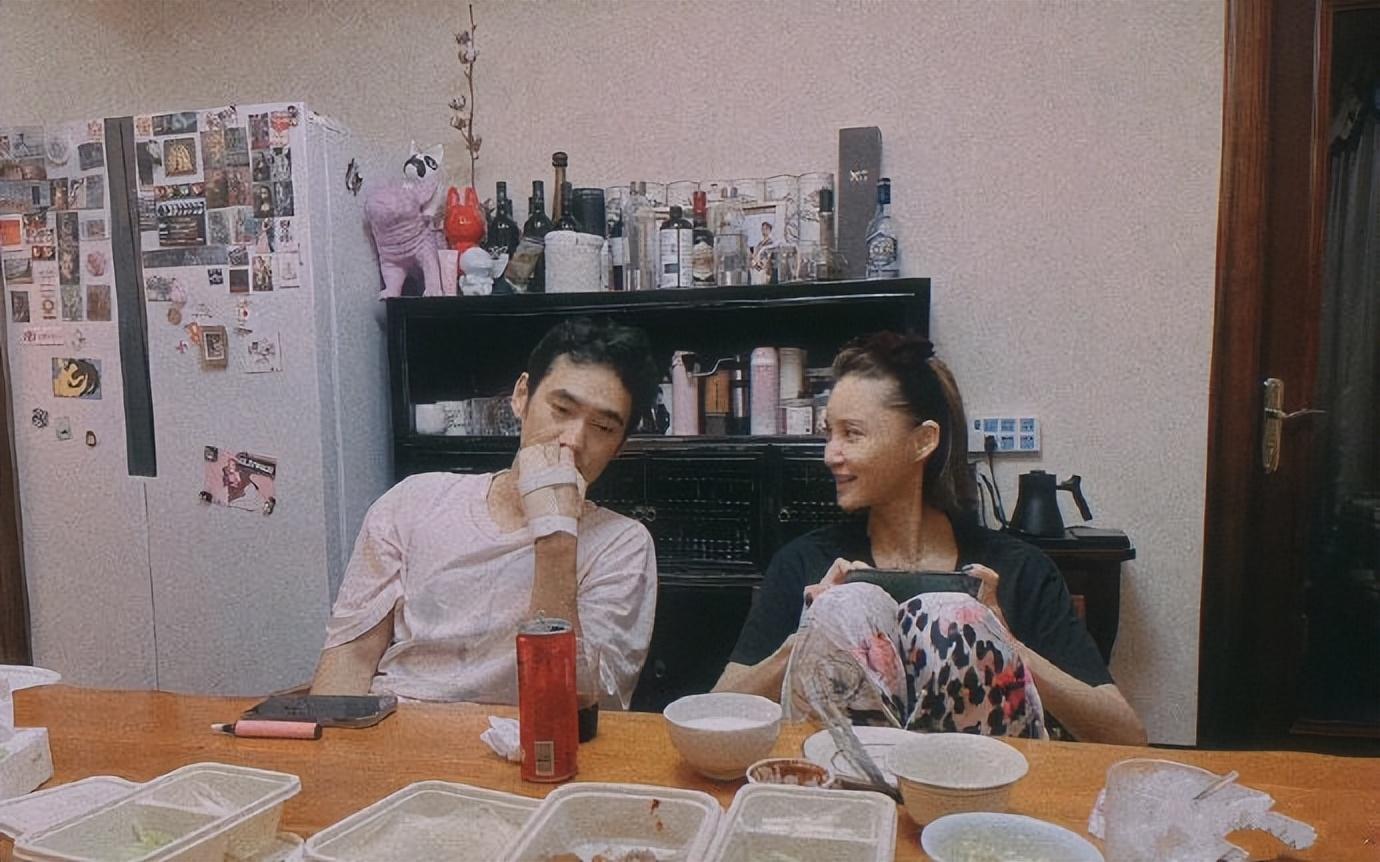 袁弘过40岁生日，张歆艺抱儿子出镜送祝福