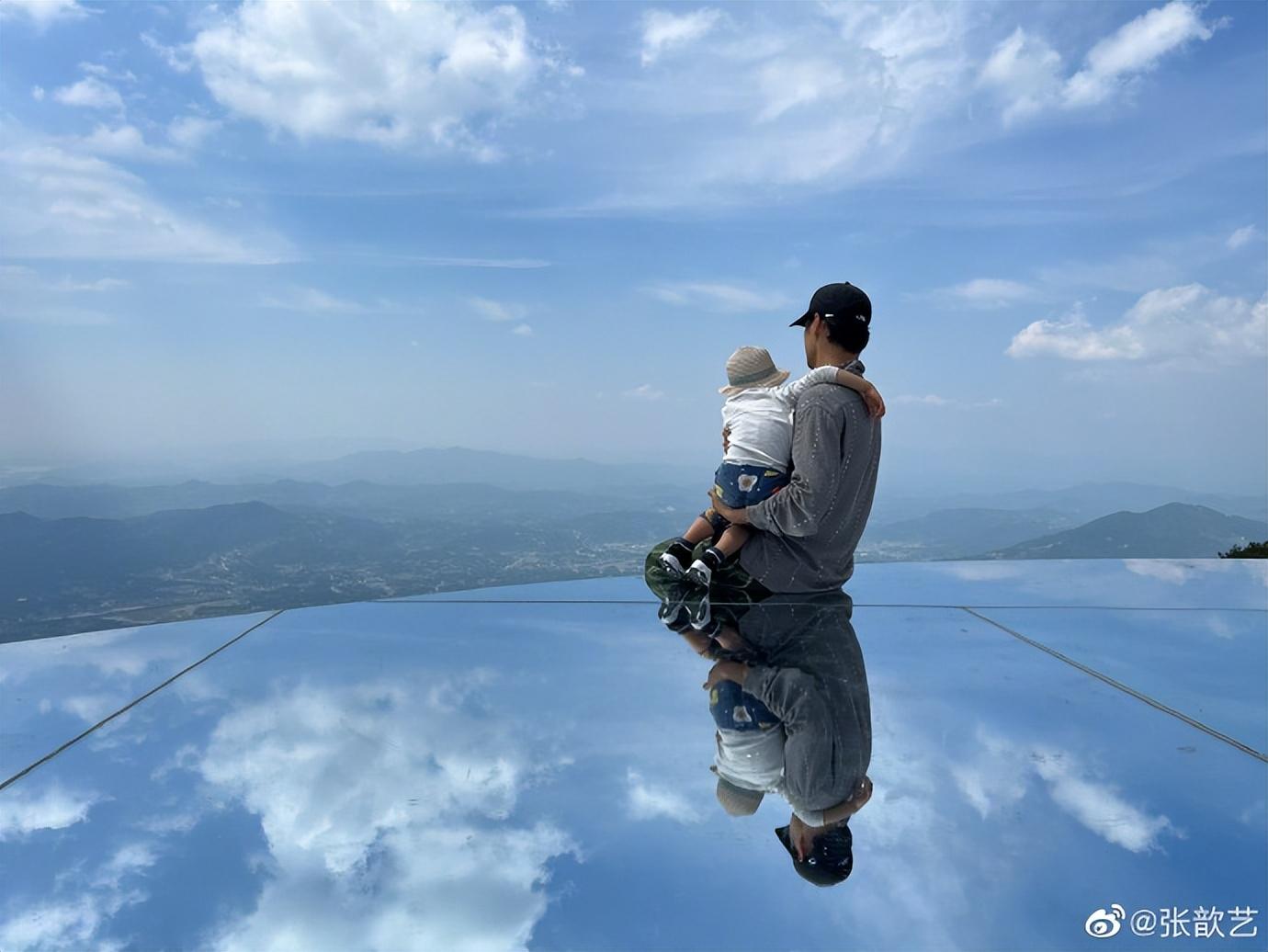 袁弘过40岁生日，张歆艺抱儿子出镜送祝福