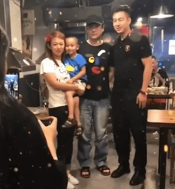 2岁沈腾私下聚餐被偶遇!眉头紧锁兴致不高,粉丝:感觉好凶"