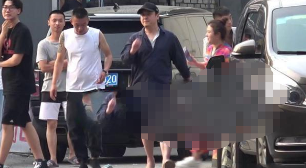 2岁沈腾私下聚餐被偶遇!眉头紧锁兴致不高,粉丝:感觉好凶"