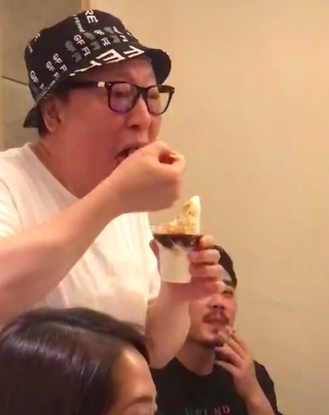 9岁倪大红被美女敬酒，开口便是蔡根花宝贝，诙谐幽默笑翻全场"