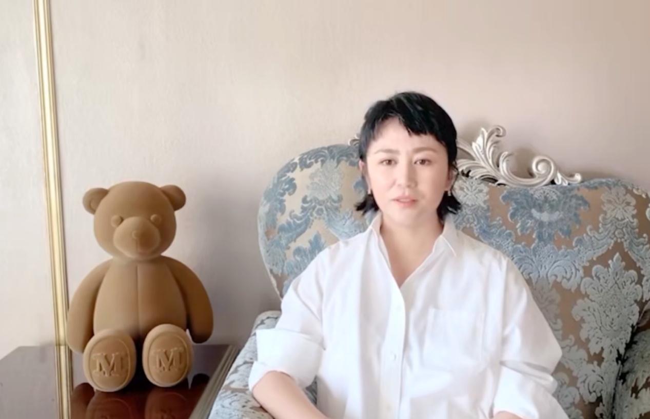 喜剧演员马丽产后首出镜，头发稀疏面部浮肿，聊起儿子一脸温柔