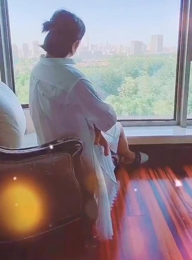 喜剧演员马丽产后首出镜，头发稀疏面部浮肿，聊起儿子一脸温柔