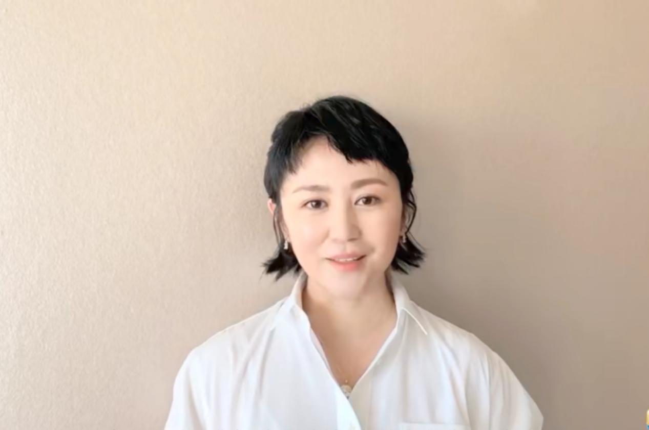 喜剧演员马丽产后首出镜，头发稀疏面部浮肿，聊起儿子一脸温柔