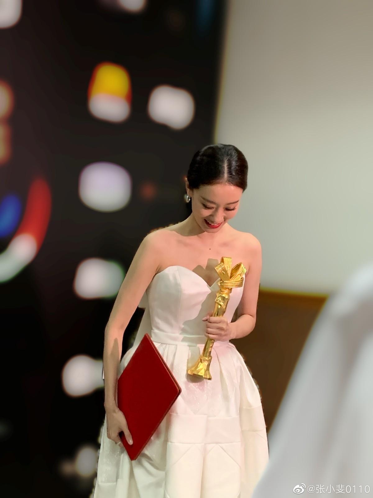 5岁张小斐抹胸裙秀性感，蜷在沙发凹造型好拘谨，发丝散乱显诱惑"