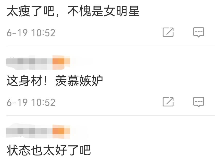 5岁张小斐抹胸裙秀性感，蜷在沙发凹造型好拘谨，发丝散乱显诱惑"