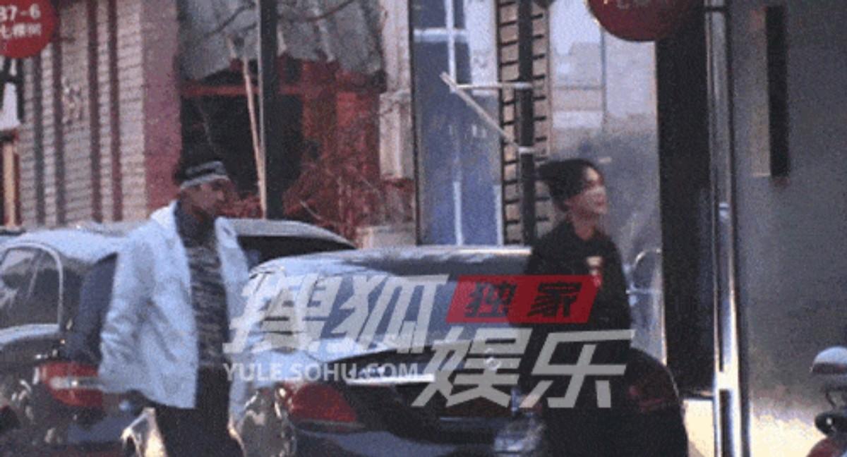 袁弘夫妇出游被拍，张歆艺红唇黑衣好霸气，袁弘头发却乱似鸡窝？