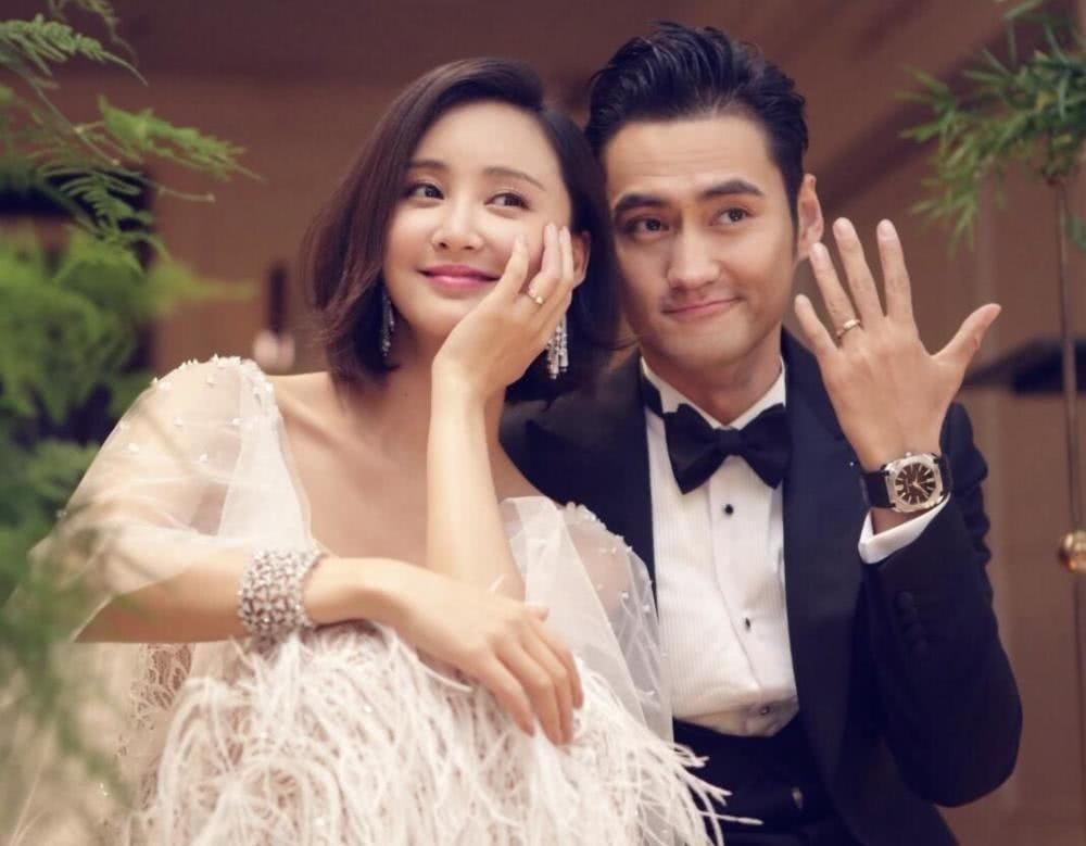 袁弘夫妇出游被拍，张歆艺红唇黑衣好霸气，袁弘头发却乱似鸡窝？