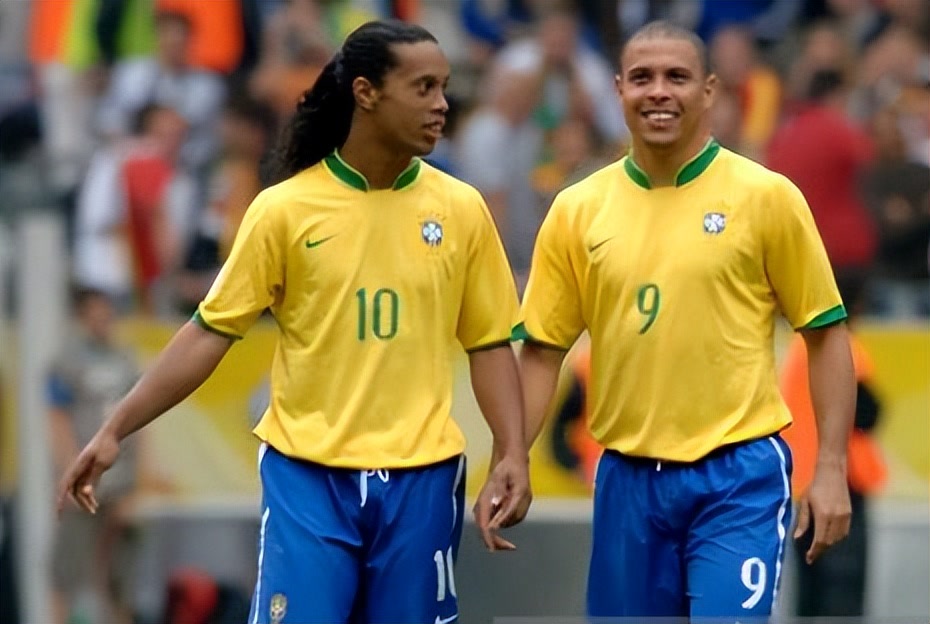 都是同时代的球员 但罗纳尔多江湖地位比罗纳尔迪尼奥更加高