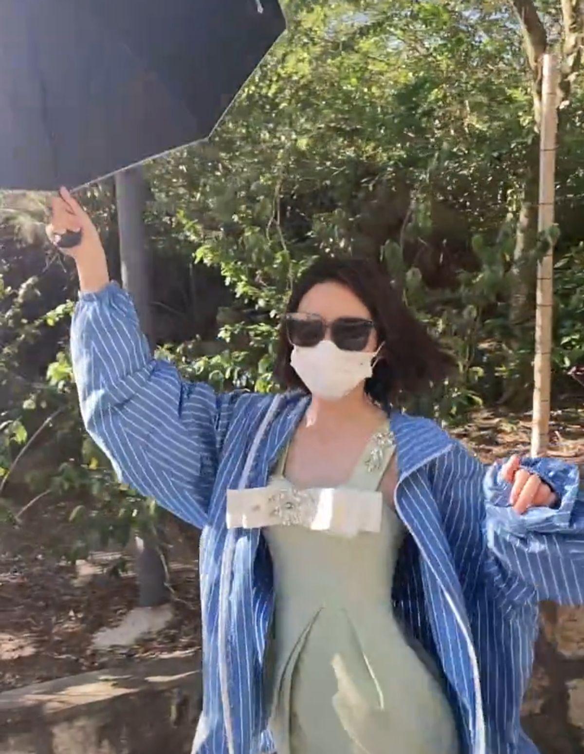 唐艺昕近况曝光，带口罩穿短裙打伞热舞，小腹隆起被疑怀二胎？