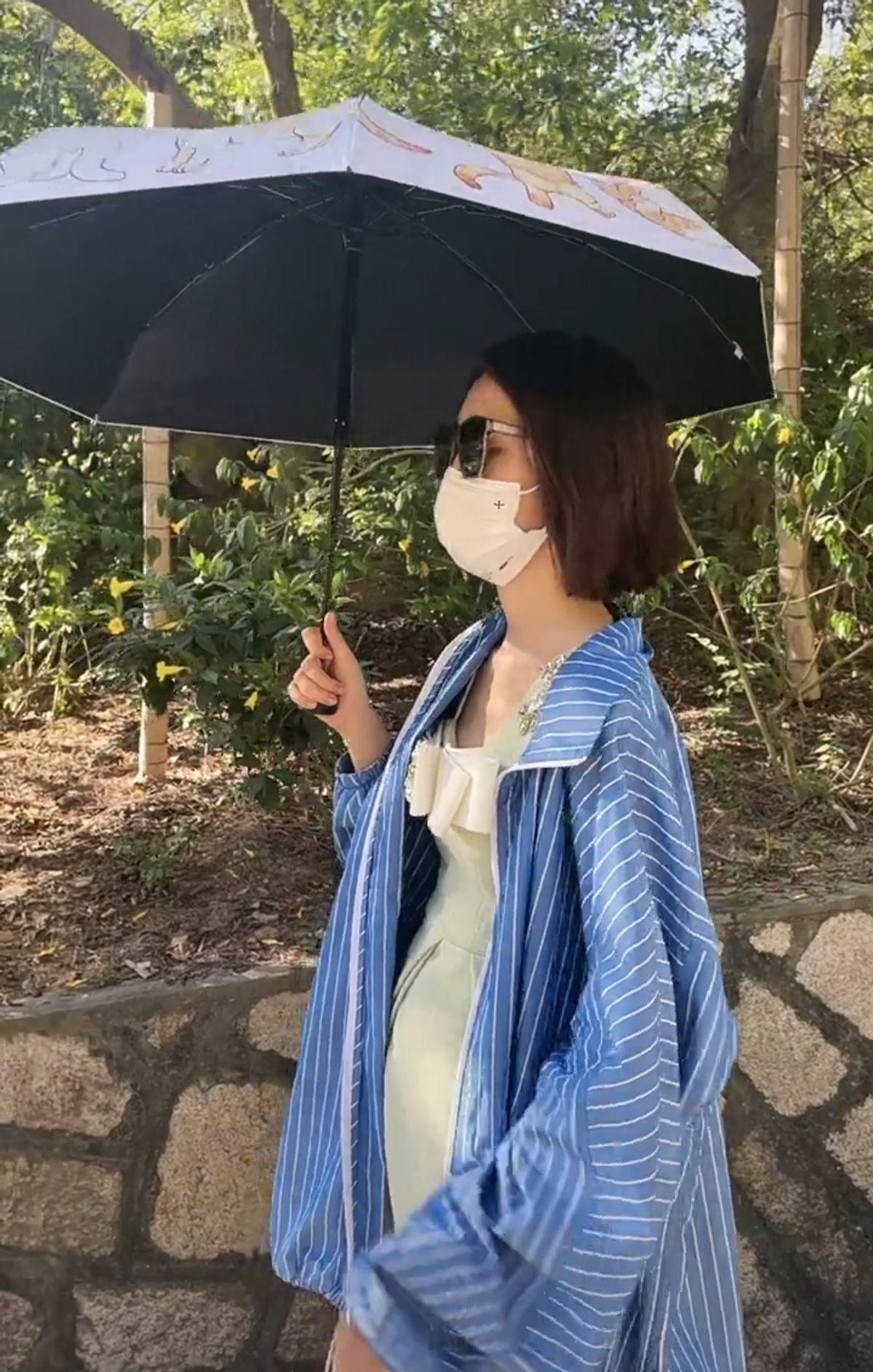 唐艺昕近况曝光，带口罩穿短裙打伞热舞，小腹隆起被疑怀二胎？