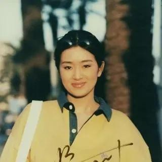 张艺谋简历个人资料(风流张艺谋28岁和初恋结婚)