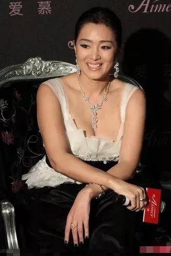 张艺谋简历个人资料(风流张艺谋28岁和初恋结婚)