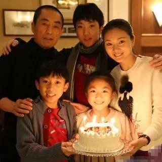 张艺谋简历个人资料(风流张艺谋28岁和初恋结婚)