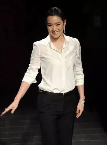 张艺谋简历个人资料(风流张艺谋28岁和初恋结婚)