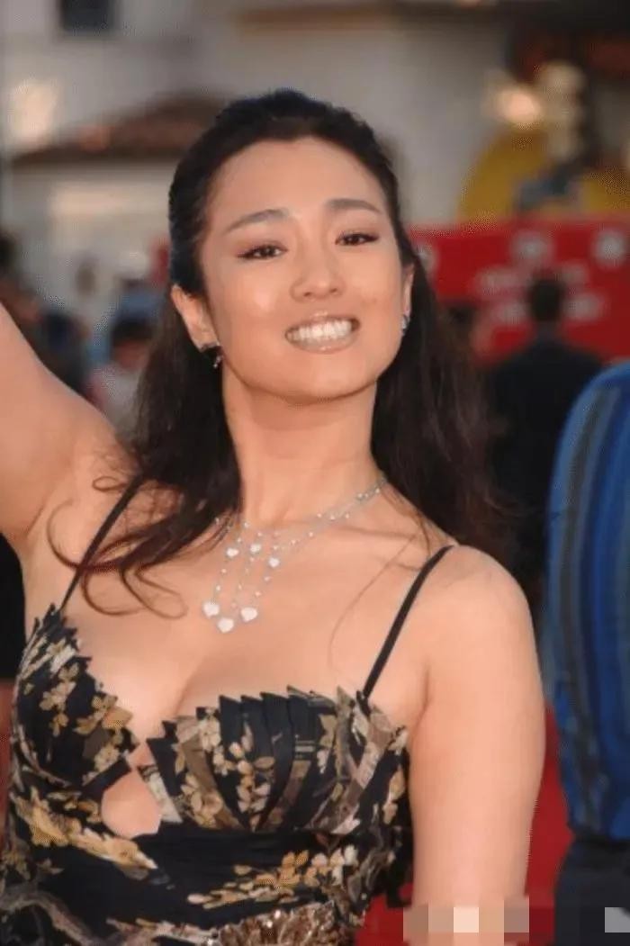 张艺谋简历个人资料(风流张艺谋28岁和初恋结婚)