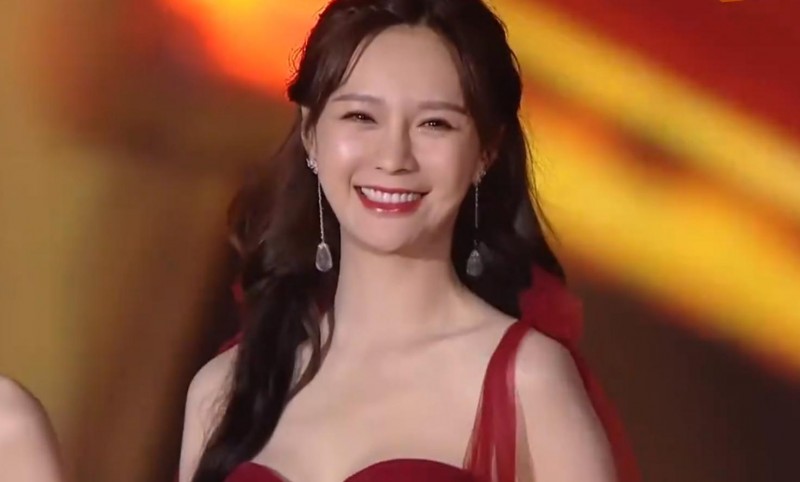 柳岩整容前后的对比(改头换面的7位女星)