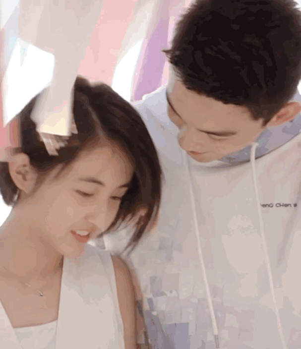 吴磊张子枫新片互动太甜!22厘米最萌身高差,女方被指撞脸杨千嬅