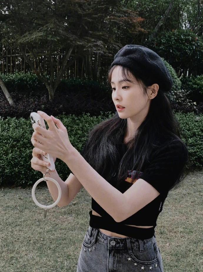 白鹿晒六一自拍照,穿黑色短裙大秀香肩,胸前宝石项链太抢镜