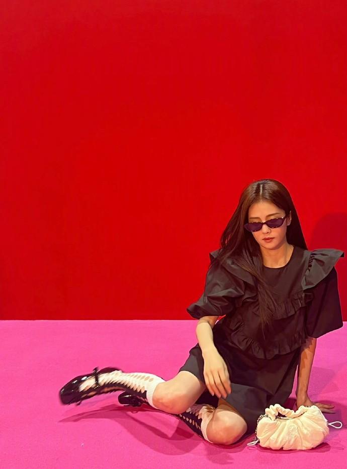 白鹿晒六一自拍照,穿黑色短裙大秀香肩,胸前宝石项链太抢镜