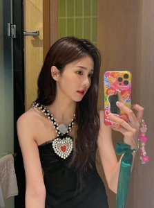 ​白鹿晒六一自拍照，穿黑色短裙大秀香肩，胸前宝石项链太抢镜