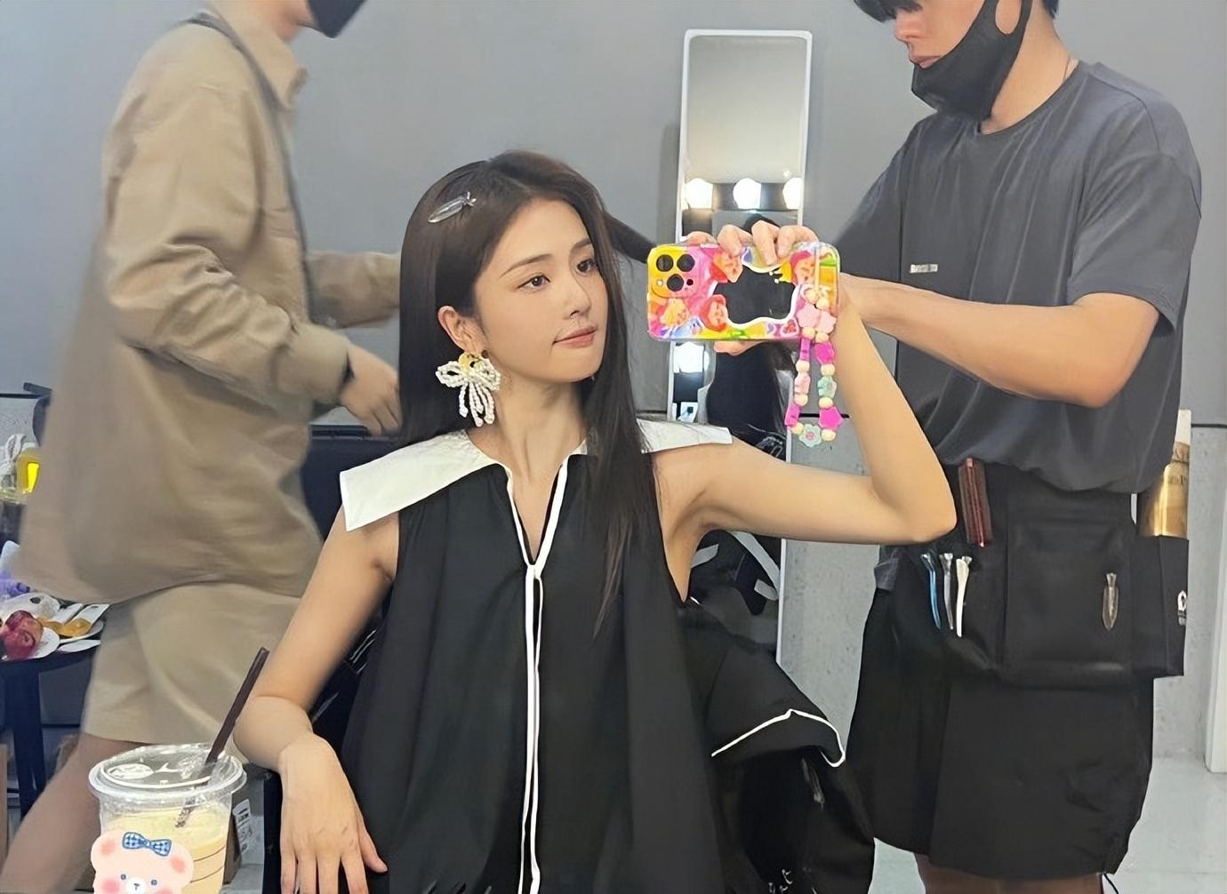 白鹿晒六一自拍照,穿黑色短裙大秀香肩,胸前宝石项链太抢镜