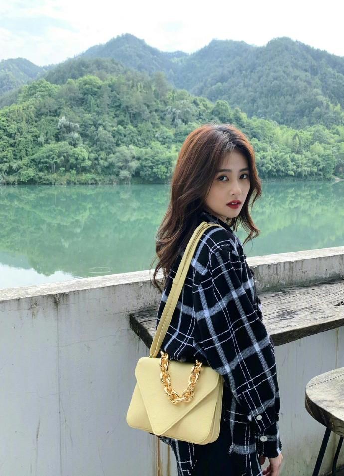 白鹿晒六一自拍照,穿黑色短裙大秀香肩,胸前宝石项链太抢镜