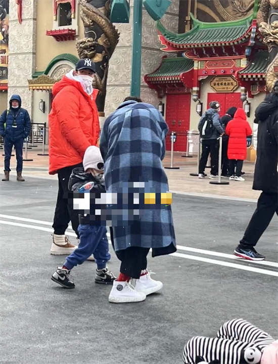 袁弘夫妇放下工作陪孩子，一家人出游好甜蜜，2岁儿子已到妈妈腰