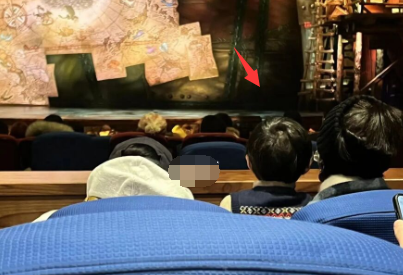 袁弘夫妇放下工作陪孩子，一家人出游好甜蜜，2岁儿子已到妈妈腰