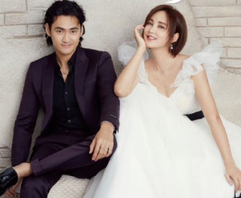 袁弘夫妇放下工作陪孩子，一家人出游好甜蜜，2岁儿子已到妈妈腰