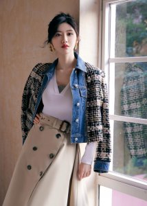 ​景甜秋日造型保暖又时尚 黑发红唇气场强